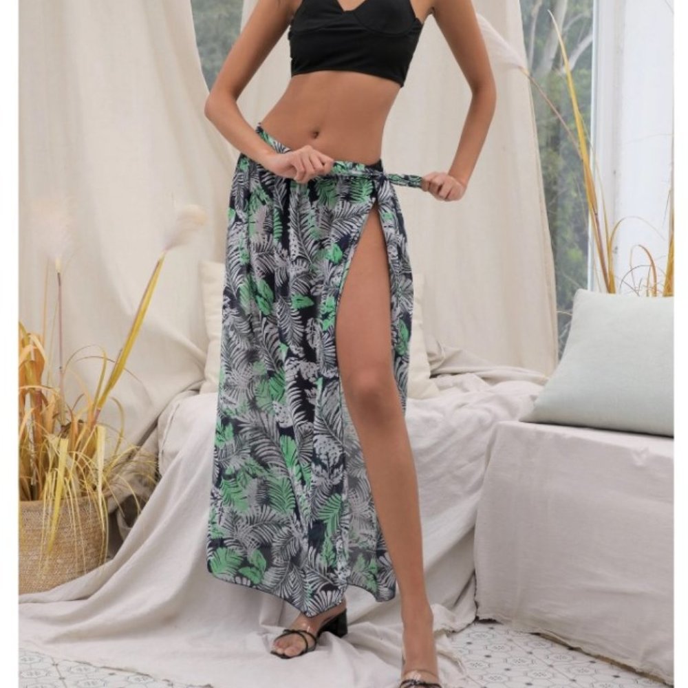 Cover up skirt with crossed knot with tropical print, summer, green